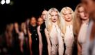 Mit der Givenchy-Modenschau endet die Pariser Modewoche und zeigt noch einmal eine besonders elegante Linie: Designer Riccardo Tisci vereinte in der neuen Kollektion Strenge und Verspieltes. Lange Oberteile in Creme zu oben engen, nach unten sich weitenden Hosen wurden durch vertikale Reißverschlüsse scharf gemacht. Foto: dpa