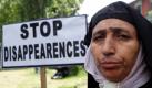 Die Mutter eines vermissten Kindes nimmt an einem Sitzstreik in Srinagar in Kaschmir teil. Der Protest wurde von der Vereinigung von Eltern verschwundener Personen (APDP) organisiert und richtet sich an die Landesregierung. Diese soll mehr dafür tun, den Verbleib von 8000 bis 10.000  Menschen zu klären, die seit dem Aufstand im Jahr 1989 unauffindbar sind, nachdem sie von indischen Streitkräften in Gewahrsam genommen wurden. Foto: dpa