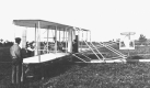 Bereits Ende des 19. Jahrhunderts entwickelten die Brüder Wright den Wright-Flyer. Was anfangs noch unmotorisiert durch die Lüfte glitt, entwickelte sich zu einen Doppeldecker-Motorflugzeug. Am 17. Dezember 1903 eroberte Orville Wright mit dem Flyer die Lüfte. Er war zwölf Sekunden lang in der Luft und legte dabei 37 Meter zurück. Foto: wikipedia