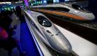 Eine Frau schaut sich ein in China produziertes Miniaturmodell des Hochgeschwindigkeitszugs CRH380 an, das in einer Ausstellung über Wissenschaft und Technik im Land im nationalen Ausstellungszentrum in Peking gezeigt wird.  Foto: dapd