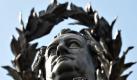 Ein Denkmal auf dem Theaterplatz in Weimar erinnert an Johann Wolfgang Goethe. Foto: dpa