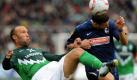 Versucht Mikael Silvestre hier einen Fallrückzieher? In Bremen boten die Spieler des SV Werder und des SC Freiburg keine Gala, sondern ein recht unspektakuläres Bundesligaspiel. Bremen feierte letztlich den dritten Saisonsieg. Foto: dpa