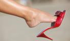 Wer hohe Absätze trägt, hat besseren Sex. Das Laufen auf hochhackigen Schuhen trainiert die Beckenbodenmuskulatur  und das steigert das Lustempfinden. Foto: Istock