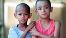 In this Aug 15,2000 file photo , Katin Kethsamrau, left, and Angsana Suyata stand together at the Human Development Foundation in Bangkok, Thailand, Both were infected with the AIDS virus at birth. Researchers in Thailand reported for the first time, an experimental vaccine has prevented infection with the AIDS virus, a watershed event in the deadly epidemic and a surprising result. The vaccine cut the risk of becoming infected with HIV by more than 31 percent in the world's largest AIDS vaccine trial of more than 16,000 volunteers in Thailand, researchers announced Thursday in Bangkok. Foto: ap