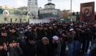 Rund 80.000 Muslime haben am Sonntag in Moskau zum Auftakt des viertägigen Opferfests Eid al-Adha unter freiem Himmel gebetet. Schulter an Schulter knieten die Gläubigen bei Temperaturen von minus acht Grad dort, wo bis September die zentrale Moschee der russischen Hauptstadt stand. Sie war vor zwei Monaten abgerissen worden, um Platz für einen Neubau zu machen. Schätzungen über die Anzahl der in Moskau lebenden Muslime schwanken zwischen zwei und fünf Millionen. Die meisten von ihnen stammen aus den zentralasiatischen Staaten, die einst zur Sowjetunion gehörten. Foto: dpa