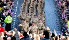 Soldiers from the 2nd Battalion the Mercian Regiment parade through Nottingham, England, Saturday Dec. 5, 2009. Christmas shoppers turned out along the metaled road, to welcome the British soldiers back to their home town, who have returned from a six-month tour in Helmand province, Afghanistan. (AP Photo / Rui Vieira, PA) Foto: ap