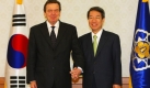 South Korean Prime Minister Chung Un-chan (R) and former German Chancellor Gerhard Schroeder pose for a photo during their meeting at Chung's office in Seoul , South Korea, 05 November 2009. EPA/YONHAO +++(c) dpa - Bildfunk+++  Foto: dpa