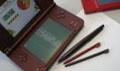 Die neue Griffigkeit: Nintendo fährt beim Stylus ab sofort zweigleisig. War der Plastikstift, mit dem sich auf dem Touchpad arbeiten lässt, bisher recht klein, legt er nun an Größe zu. Noch einmal größer ist der neue Zusatz-Stylus, der im Format eines Kugelschreibers daherkommt. Foto: news.de
