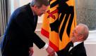 Bundespräsident Christian Wulff begrüßt während des Neujahrsempfangs im Schloss Bellevue in Berlin Volker Langguth-Wasem vom Bundesverband Kleinwüchsiger Menschen (BKMF). Das Staatsoberhaupt empfängt traditionell zum Jahresbeginn verdiente Bürger sowie Vertreter aus Politik, Kultur und Wirtschaft. Foto: dpa