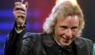 Thomas Gottschalk hält den Grimme-Preis für sein Lebenswerk in der Hand. Foto: ddp