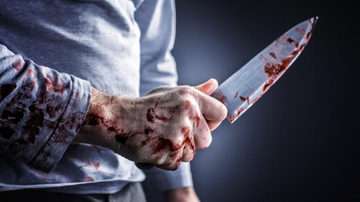 In Russland bekommt ein Mann ein Messer in den Rücken gerammt und alles, woran er denken kann, ist die nächste Zigarette. (Symbolbild)