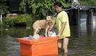 Ein Bewohner der thailändischen Provinz Phatum Thani bringt seine Habseligkeiten und Haustiere vor der Flut in Sicherheit. Unterdessen walzen die Wassermassen weiter gen Bangkok. Dort ist das Hochwasser in die ersten Vororte gelangt. Ministerpräsidentin Yingluck Shinawatra rief die Menschen auf, sich angesichts des schlimmsten Hochwassers seit einem halben Jahrhundert auf Evakuierungen in höher gelegene Gebiete vorzubereiten. Foto: dapd