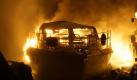 Feuerschiff: In einer Bootslagerhalle in Hamburg-Moorfleet steht eine Motoryacht in Flammen. Die Ursache des Brandes, bei dem mindestens 30 Boote zerstört wurden, ist noch unklar. Foto: Daniel Bockwoldt Foto: dpa