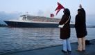 Schaulustige winken am Mittwoch (04.05.11) in Hamburg vom Fähranleger Teufelsbrück dem Kreuzfahrtschiff Queen Mary 2. Der Luxusliner besucht Hamburg anlässlich des Hafengeburtstages am Wochenende (06.-08.05.11).
 Foto: Philipp Guelland/dapd