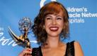 Schauspielerin Brittany Allen präsentiert im Pressesaal der Annual Daytime Emmy Awards in Las Vegas stolz ihre neue Trophäe. Sie wurde in der Kategorie für herausragende Leistungen junger Schauspielerinnen ausgezeichnet. Foto: dapd