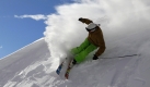 Ein Skifahrer im schweizerischen Lac des Vaux eröffnet mit elegantem Schwung die Skisaison. Foto: ap