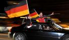 Fans bejubeln am Sonntag, 13. Juni 2010, in Dresden, Sachsen, mit einem Autokorso durch die Innenstadt den Sieg Deutschlans gegen Australien waehrend der Fussball-Weltmeisterschaft. (apn Photo/Matthias Rietschel)---Fans jubilate in the city of Dresden after Germany won against Australia in the FIFA soccer World Championship match in Dresden, Germany, Sunday, June 13, 2010. (apn Photo/Matthias Rietschel)  Foto: apn