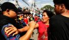 Philippinische Bürger diskutieren mir einem Polizisten in Quezon-Stadt, östlich der Hauptstadt Manila. Polizisten beschützen die Abrissarbeiten eines ärmeren Viertels - für ungefähr 200 Familien bedeutet das die Gefahr der Obachlosigkeit. Foto: dpa