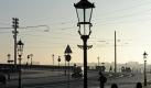 Morgens in Dresden: Noch herrscht Ruhe. Die historischen Gaslampen im Licht der aufgehenden Sonne. Foto: Matthias Hiekel Foto: dpa