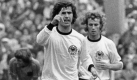 ARCHIV - Gerd Müller (l) nach seinem Treffer zum 2:1 gegen die Niederlande (rechts Rainer Bonhof) in München (Archivfoto vom 07.07.1974). Durch das alles entscheidende Tor des 'Bombers' wurde die Bundesrepublik Deutschland im Endspiel der Fußball-Weltmeisterschaft im Münchener Olympiastadion zum zweiten Mal nach 1954 Fußballweltmeister. Der brasilianische Torjäger Ronaldo ist der erfolgreichste Torschütze bei Fußball-Weltmeisterschaften. Der 29-Jährige erzielte in Dortmund im Achtelfinale der Brasilianer gegen Ghana seinen 15. Treffer bei einer WM. Damit überflügelte er den deutschen Rekordtorschützen Gerd Müller. Anders als Ronaldo, der zwischen 1998 und 2006 bei insgesamt drei Endrunden traf, schoss Gerd Müller aber seine 14 Treffer bei nur zwei WM-Turnieren. Foto: dpa (nur s/w) +++(c) dpa - Bildfunk+++ Foto: dpa