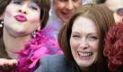 Julianne Moore mit «Pudding»-Preis gefeiert
Vorspann: 	
Text: 	

Cambridge/New York (dpa) - US-Schauspielerin Julianne Moore hat die nicht ganz ernst gemeinte «Hasty Pudding»-Würdigung am Donnerstag lachend in Empfang genommen.

Von Harvard-Studenten, als Drag Queens verkleidet, ließ sich die 50-Jährige auf dem Gelände der Harvard Universität in Cambridge bei Boston feiern. Wegen des starken Schneefalls an der US-Ostküste musste aber die traditionelle Parade ausfallen, berichtete der «Cambridge Chronicle». Eingekeilt von Männern in Frauenkleidern, bewies Moore Humor und verteilte trotz Kälte und Schnee Autogramme und Kusshändchen.

Die Mitglieder der «Hasty Pudding Theatricals», einer bekannten Theatergruppe der Harvard-Universität, hatten Moore kürzlich zur «Frau des Jahres» gewählt. Die Theatergruppe besteht aus ausschließlich männlichen Studenten. Sie vergibt die Preise seit 1951. Für ihre Rolle als lesbische Mutter zweier Kinder in dem Film «The Kids Are All Right» hatte Moore in diesem Jahr eine Golden-Globe-Nominierung erhalten.
Ressort: 	VIP
Schlagworte: 	Film/Leute/USA/ Foto: dpa