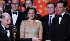 Zum dritten Mal in Folge geht der Emmy Award für die beste Serie an Mad Men. Über die Auszeichnung freuten sich gestern in Los Angeles Produzent Matthew Weiner (vorn, von links nach rechts) und die Schaupieler Elisabeth Moss und Jon Hamm. Die 2. Staffel der amerikanischen Erfolgsserie läuft zurzeit bei ZDF Neo. Foto: dapd