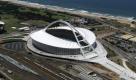 Als die Stadt Durban 2006 den Wettbewerb für den Bau eines neuen Stadions ausschrieb, forderte sie Entwürfe für ein neues Wahrzeichen der Metropole. Mit der Bogenkonstruktion erhebt sich das Moses-Mabhida-Stadion heute als weithin sichtbare Landmarke am Ufer des Indischen Ozeans. Foto: gmp/Marcus Bredt