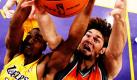 Der LA-Lakers-Spieler Andrew Bynum und Robin Lopez der Phoenix Suns kämpfen um einen Rebound bei einem Spiel der NBA-Playoffs in Los Angeles. Das Team aus Los Angeles gewann mit 124:112. Foto: ap