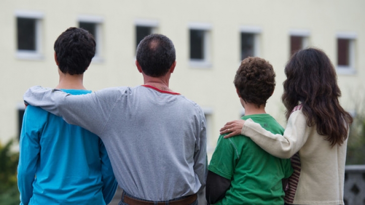 Eine syrische Familie vor einem Asylwohnheim der Zentralen Ausländerbehörde des Landes Brandenburg in Eisenhüttenstadt.