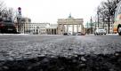 Ein Schlagloch behindert den Verkehr auf der Straße des 17. Juni in Richtung Brandenburger Tor in Berlin. Nur wenige Straßenschäden werden zur Zeit aus Kostengründen ausgebessert. 
 Foto: dpa