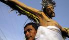 Ein Mann in El Salvador erinnert an den Leidensweg Christi. Foto: Roberto Escobar Foto: dpa