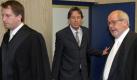Doch der Prozess musste bereits am ersten Tag vertagt werden. Kachelmanns Anwälte, Reinhard Birkenstock (r) und Ralf Höcker (l), hatten einen Befangenheitsantrag gegen zwei Richter gestellt. Der Prozess wurde auf den 13. September vertagt. Foto: dpa