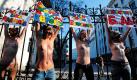 Aktivistinnen der Gruppe Femen sorgen in der Ukraine immer wieder für Aufsehen: Und zwar nicht nur mit ihren politischen Parolen, sondern auch mit nackten Tatsachen. Heute forderten sechs Aktivistinnen in Kiew mehr Nähe zur EU. Präsident Janukowitsch pflegt eine Russland-nahe Politik, der EU steht er kritisch gegenüber. Foto: dpa