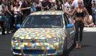 Rundes Jubiläum:Das 30. GTI-Treffen am Wörthersee ist eröffnet. Im Bild eine unbekannte Schön, die neben einem getunten VW Golf posiert. Foto: pi
