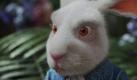 Auch dieser alte Bekannte ist bei Tim Burton dabei: Das weiße Kaninchen. Das spielt in diesem Streifen allerdings nur eine Nebenrolle und nervt uns nicht ständig mit der Uhrzeit. Foto: Walt Disney