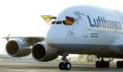 Mit dem Airbus A380 der Lufthansa, kommt die deutsche Fußball-Nationalmannschaft in Frankfurt am Main an. Mit einem 3:2 Sieg über Uruguay hatte das Team am Samstag den dritten Platz bei der FIFA-Weltmeisterschaft 2010 in Südafrika geholt. Mit an Bord ist auch Thomas Müller. Er wurde zum Besten Nachwuchsspieler und zum Torschützenkönig des Turniers gekürt.
 Foto: dpa