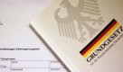 Ein Teilnehmer-Meldebogen für den Einbürgerungstest ist in Berlin zu sehen. Die Integrationsbeauftragte der Bundesregierung, Maria Böhmer (CDU), hat den Plan zur Einführung von Integrationsverträgen für Migranten konkretisiert. In den Integrationsverträgen werde man festlegen, was die Zuwanderer an Unterstützung und Hilfe erwarten können, aber auch, was wir von den Zuwanderern erwarten. Foto: ap