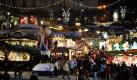 Zahlreiche Besucher kommen zur Eroeffnung des 574. Striezelmarktes auf den Altmarkt in Dresden (Foto vom 27.11.08). Bei aller Heimeligkeit werden auch im Wettbewerb der Weihnachtsmaerkte gern Superlative bemueht: Wer hat den groessten, den aeltesten, den buntesten? Dabei haengt der Erfolg bei kaum einer anderen Gelegenheit so sehr vom Charme, von der Originalitaet ab.
 Foto: ddp