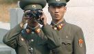 Nordkoreanische Soldaten spähen in Richtung Südkorea. An der Grenze der beiden Länder kommt es immer wieder zu Schusswechseln. Foto: dpa