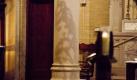 Jesus mit Dornenkrone auf einer Säule: Der Schatten eines Kronleuchters neben einem christlichen Altar in New Orleans erfüllt viele Gläubige mit Ehrfurcht. Foto: Skip Bolen Foto: dpa