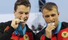 Patrick Hausding und Sascha Klein sind stolz wie Oskar. Bei der Schwimm-WM in Shanghai holten die Synchronspringer für ihre Performance vom 10-Meter-Turm die Silbermedaille. Foto: dapd