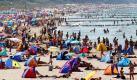 Bei hochsommerlichen Temperaturen suchen Badegäste am Ostseestrand von Warnemünde nach Erfrischung. Das 22 Grad kalte Wasser sorgt für angenehme Abkühlung und ist mittlerweile fast so warm wie das Mittelmeer. Foto: dpa