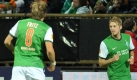 Clemens Fritz gratuliert Aaron Hunt (r.), der gerade zum 1:0 getroffen hat.  Foto: dpa