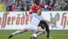 Hannovers Didier Konan Ya (Elfenbeinküste, rechts) und Schalkes Peer Kluge kämpfen um den Ball. Schalke verliert nicht nur den Ball, sondern anschließend auch das ganze Spiel.
 Foto: ddp
