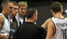 Die DBB-Auswahl um Dirk Nowitzki (3.v.l.) wird von Trainer Dirk Bauermann auf die beiden Mazedonien-Spiele vorbereitet. Foto: dpa