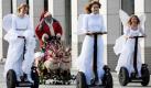 Ein Weihnachtsmann und Weihnachtsengel fahren in Berlin mit Segways. Die studentische Arbeitsvermittlung Heinzelmännchen und das Berlin-Brandenburger Netzwerk der Weihnachtsmänner und Weihnachtsengel stellten ihre Dienstleistungen vor. Zudem informierten sie über die sozialen Projekte, die mit einem Teil der Einnahmen unterstützt werden sollen. Foto: dapd