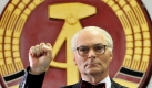 Der Schauspieler Dietmar Burkhard als DDR-Staatschef Erich Honecker steht mit dem sozialistschen Kampfesgruß vor dem Staatswappen der ehemaligen DDR im DDR-Museum Zeitreise in Radebeul bei Dresden. Foto: dpa