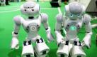 Roboter der Firma Aldebaran Robotics. Sie spielen Fußball, müssen aber zuvor in Sachen Strategie, Sehen und Laufen programmiert werden. Foto: news.de