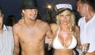 Die frisch verheirateten Pamela Anderson und Kid Rock feiern am 29.07.2006 ihre Hochzeit am Nikky Beach in Saint Tropez mit Freunden. Die 39-Jährige und der 35-Jährige kennen sich seit Jahren. 2003 hatten sich Anderson und Kid Rock, dessen Geburtsname Robert Ritchie ist, getrennt, waren aber in den vergangenen Monaten immer wieder zusammen gesehen worden. Foto: Abaca (ACHTUNG: Nur für Tageszeitungen - nur zur einmaligen Verwendung!) +++(c) dpa - Bildfunk+++ Foto: dpa
