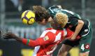 Im ersten Sonntagsspiel setzte der 1. FSV Mainz seine Heimserie fort. Zwar war Borussia Mönchengladbach - hier  Roel Brouwers (r.) im Duell mit dem  Mainzer Aristide Bancé - die spielbestimmendere Mannschaft, das wichtige Tor aber machte Mainz. Die Mannschaft von Thomas Tuchel ist damit seit elf Heimspielen in Folge ungeschlagen. Foto: ddp